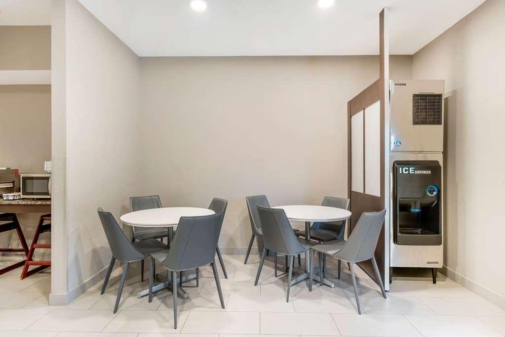 マイクロテル イン&スイーツ バイ ウインダム ブルックスビル Ridge Manor レストラン 写真